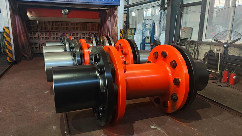 How does diaphragm coupling transmit torque?